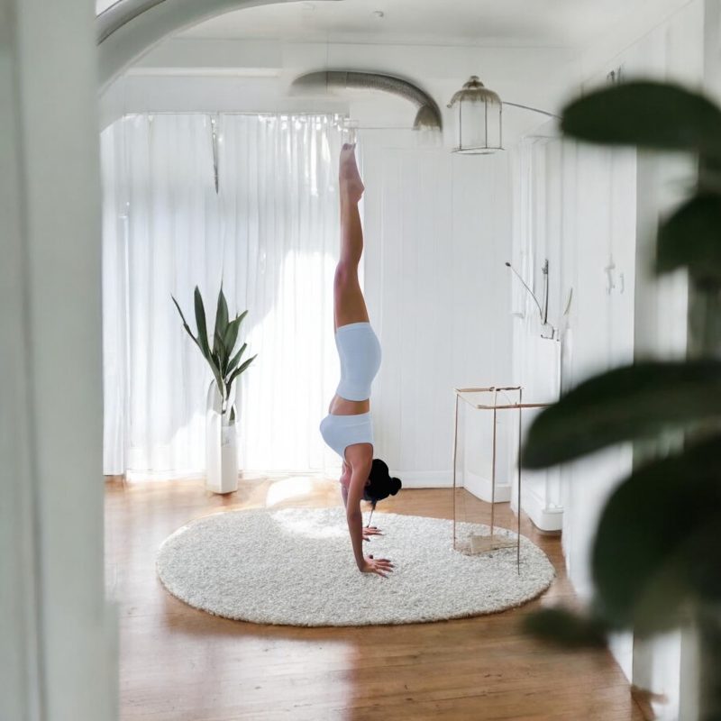 Tập Luyện Yoga Tại Nhà Cùng Giáo Viên Hướng Dẫn