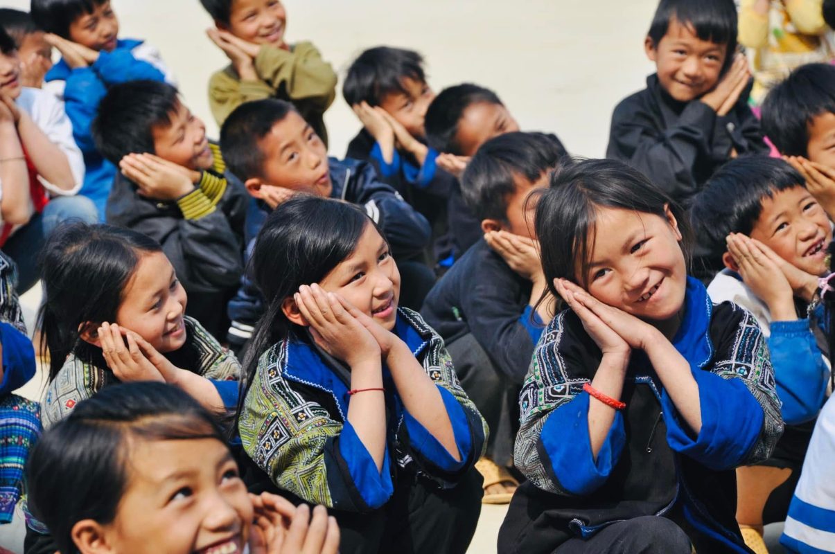 Tặng quà, xây trường cho Trẻ em vùng cao - Thủy Garden