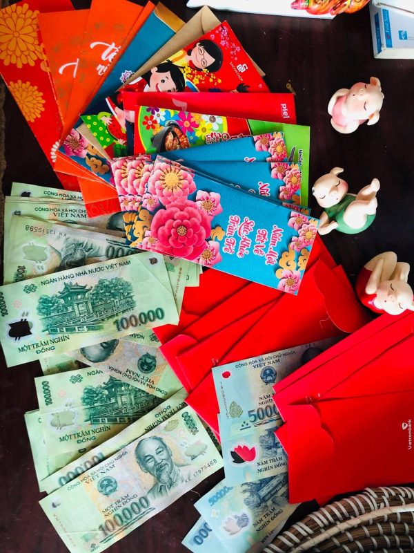 Tặng quà / lì xì 30 Tết cho người lang thang 