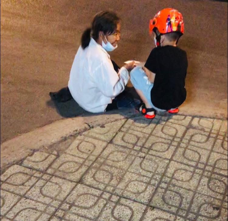 Tặng quà / lì xì 30 Tết cho người lang thang 