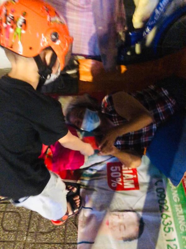 Tặng quà / lì xì 30 Tết cho người lang thang 