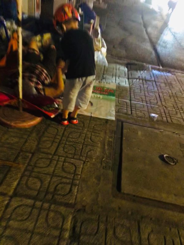 Tặng quà / lì xì 30 Tết cho người lang thang 