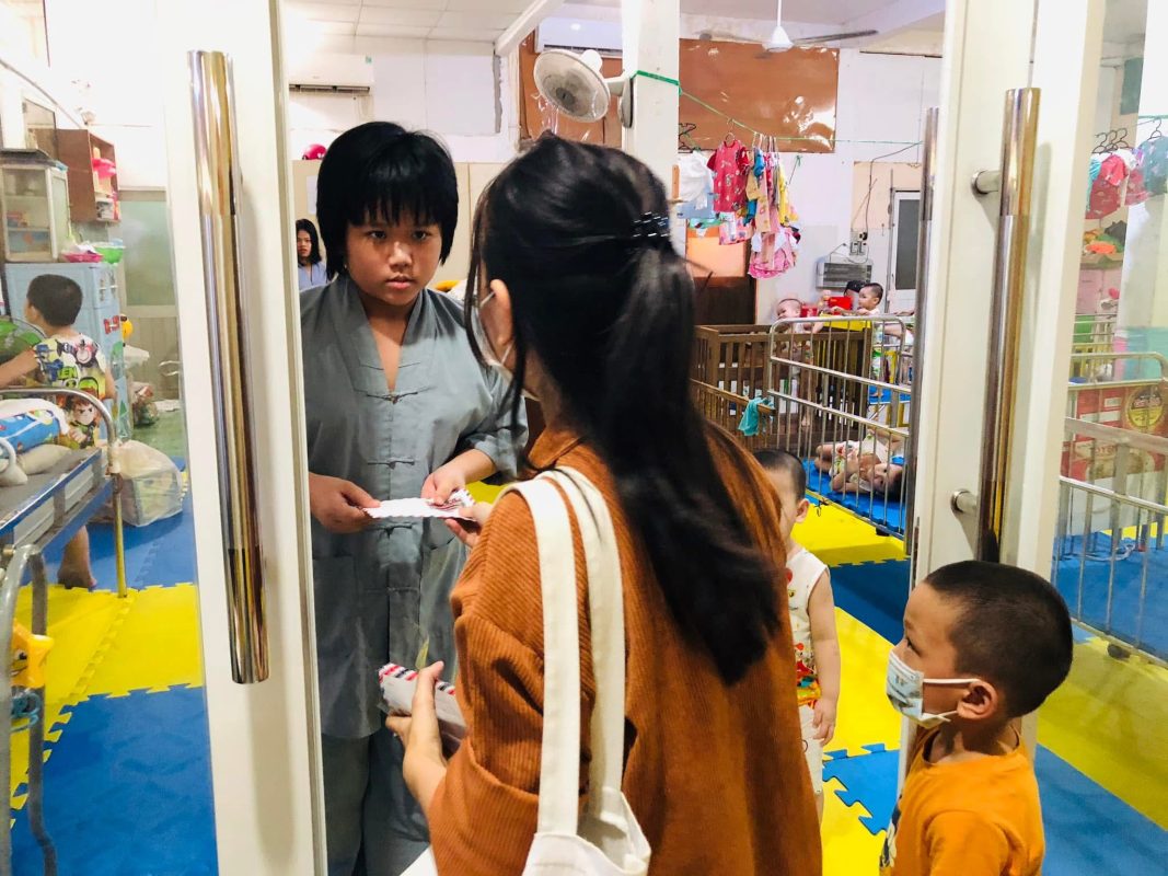 Tặng quà cho các chị nuôi bé