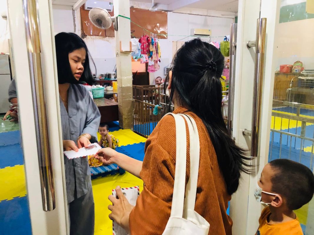 Tặng quà cho các chị nuôi bé