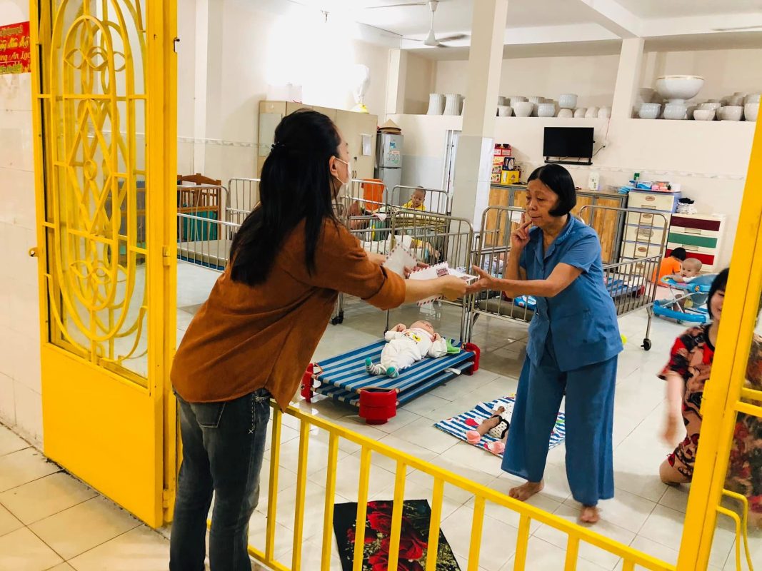 Tặng quà cho các chị nuôi bé