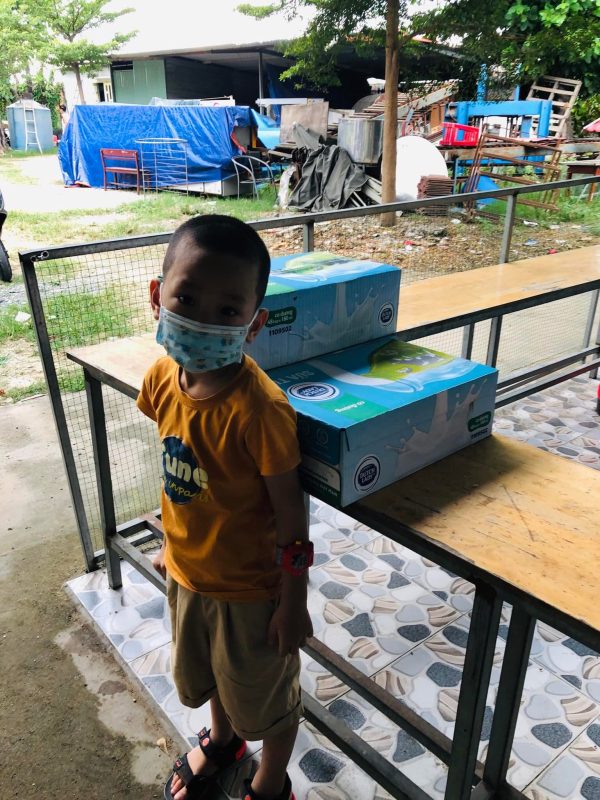 Tặng sữa cho bé