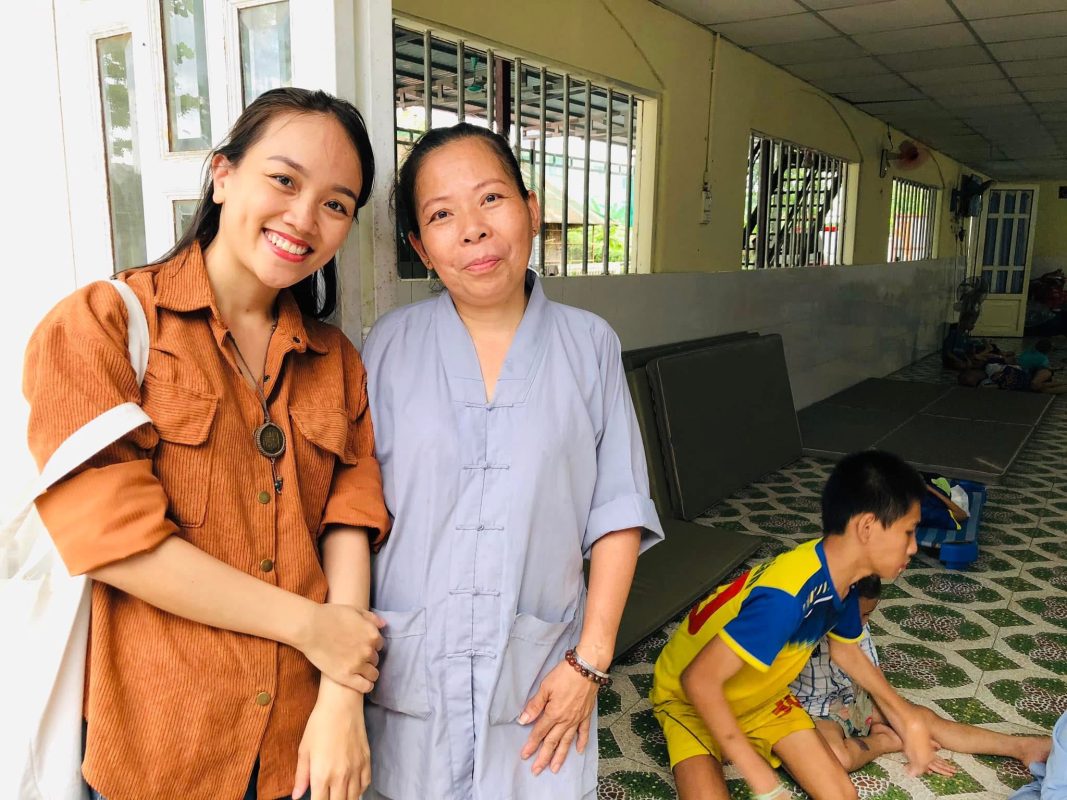 Tặng quà cho các chị nuôi bé