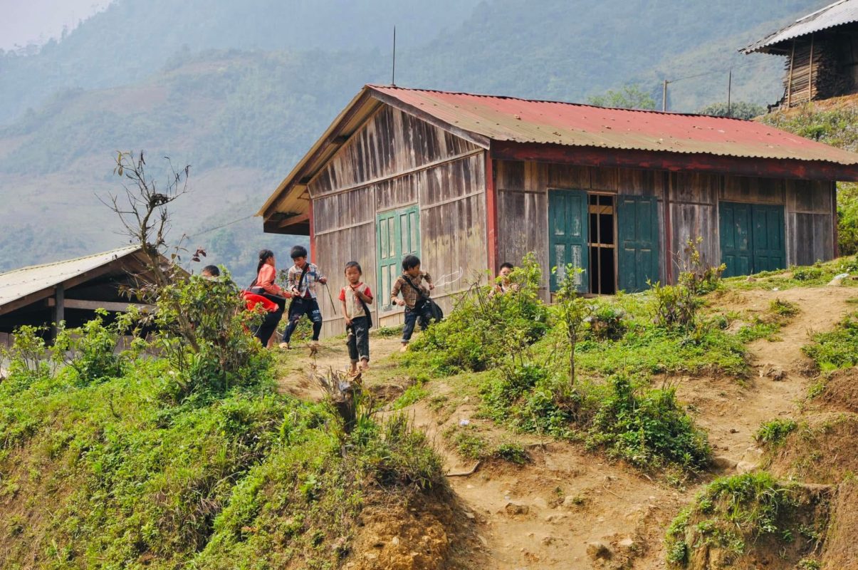 Tặng quà, xây trường cho Trẻ em vùng cao - Thủy Garden